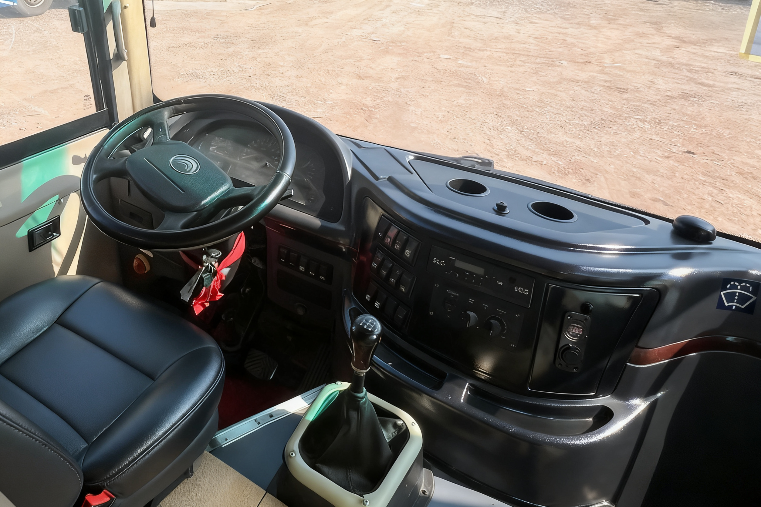 Safe and Attractive Used School Buses--Yutong ZK6752