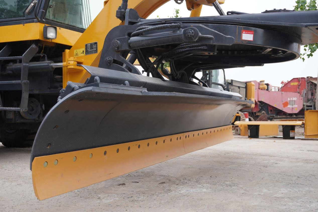 XCMG-Motor-Grader-GR180_03